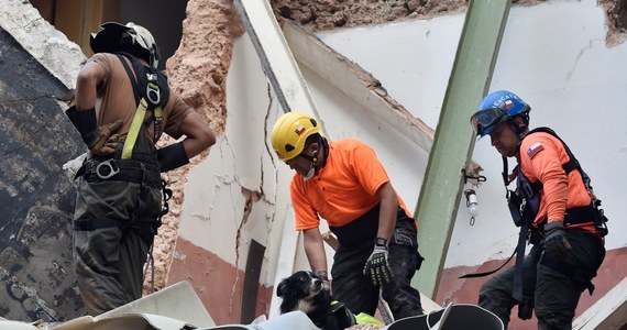 Ekipy ratowników ręcznie przeszukują ruiny domu w Bejrucie, gdzie miesiąc temu doszło do potężnej eksplozji. Mają nadzieję na odnalezienie pod gruzami kogoś żywego. Nadzieję dały im urządzenia, które wyczuły temperaturę ciała oraz tętno i oddech 2 metry od miejsca, w którym w czwartek wieczorem znajdowały się ekipy ratownicze. 