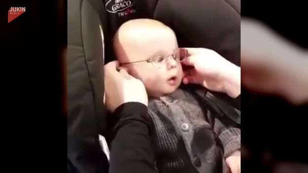 Zobaczcie tylko, jaka była reakcja tego malucha na okulary. Dziecko w końcu mogło zobaczyć swoją mamę. Wzruszające