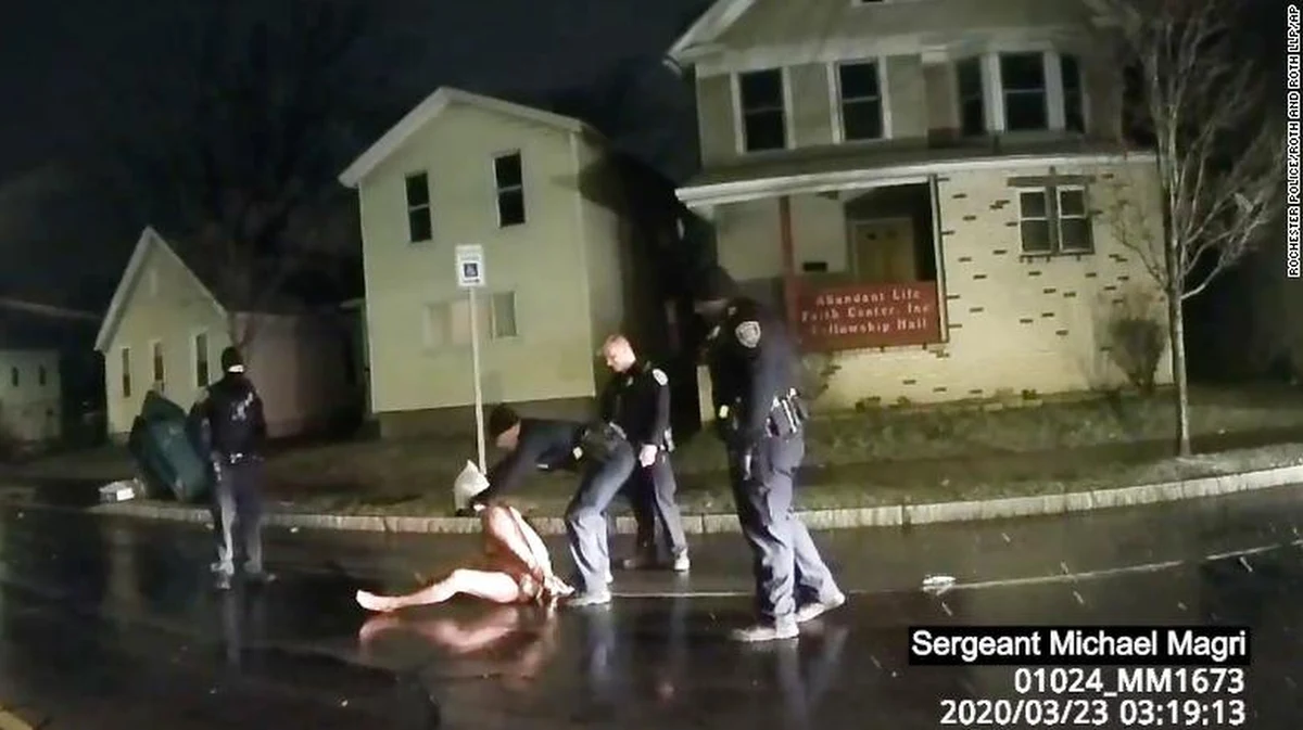 41-letni ojciec pięciorga dzieci Daniel Prude przestał oddychać podczas zatrzymania przez policjantów w Rochester pod Nowym Jorkiem. Został przewieziony do szpitala, gdzie po tygodniu zmarł. Amerykańskie media wracają do zajścia z marca tego roku. Teraz ujawniono nagranie z kamerki przyczepionej do policyjnego munduru. Widać na nami, jak funkcjonariusze zarzucili mężczyźnie na głowę worek, powalili na ziemię i przyciskali przez 2 minuty. To kolejny przypadek upublicznienia tego, jak policja traktuje Afroamerykanów w trakcie zatrzymania. 