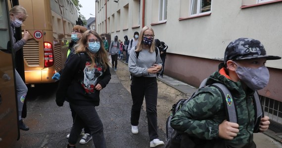 Koronawirus utrudnia zakończenie studiów przyszłym nauczycielom. Jak dowiedział się reporter RMF FM studenci ostatnich lat kierunków pedagogicznych i nauczycielskich mają problemy z praktykami studenckim w szkołach.