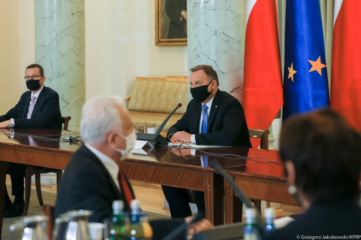 "Śmiało można powiedzieć, że panujemy nad sytuacją, udaje nam się utrzymać pandemię w ryzach; ogniska koronawirusa pojawiają się głównie w zakładach pracy i na weselach" - mówił w piątek prezydent Andrzej Duda po posiedzeniu Rady Gabinetowej.