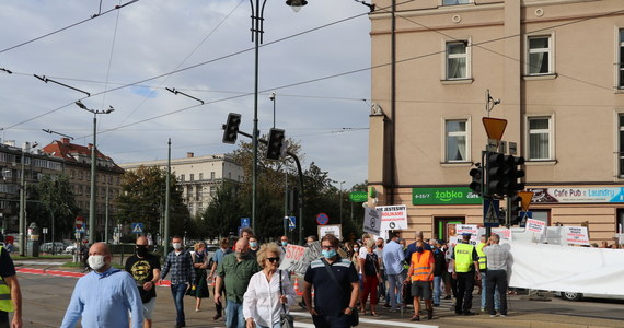 Około 50 osób blokowało jedno ze skrzyżowań w centrum Krakowa ulic: Dietla i Starowiślnej w ramach protestu w zmianach wprowadzonych w poruszaniu się na krakowskim Kazimierzu. 