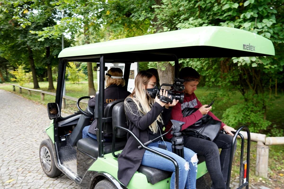 Wrocławski ogród zoologiczny można od piątku zwiedzać już nie tylko na własnych nogach. Chętni mogą wykupić wycieczkę "Meleksem przez ZOO". Teren ogrodu obejmuje 30 hektarów. 