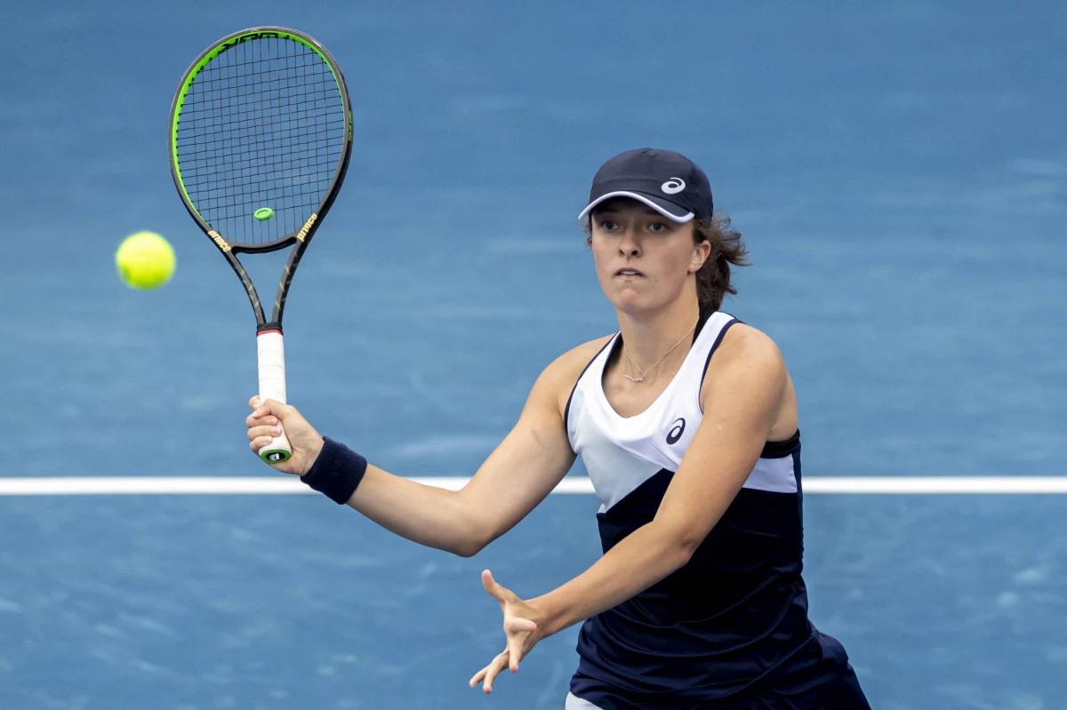 Iga Świątek pokonała amerykańską tenisistkę Sachię Vickery 6:7 (5-7), 6:3, 6:4 w dokończonym w piątek meczu i awansowała do trzeciej rundy wielkoszlemowego US Open. 19-letnia Polka po raz pierwszy w karierze dotarła do tego etapu nowojorskiego turnieju.