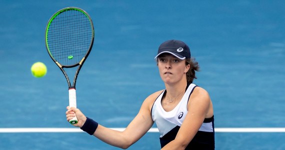 Iga Świątek pokonała amerykańską tenisistkę Sachię Vickery 6:7 (5-7), 6:3, 6:4 w dokończonym w piątek meczu i awansowała do trzeciej rundy wielkoszlemowego US Open. 19-letnia Polka po raz pierwszy w karierze dotarła do tego etapu nowojorskiego turnieju.
