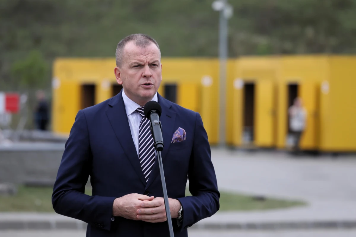 Warszawa we współpracy z wojskiem rozpoczęła prace nad tymczasowym przesyłem ścieków na moście pontonowym. "Wchodzimy już na teren budowy, zaczyna się utwardzanie gruntu" – powiedział wiceprezydent stolicy Robert Soszyński.