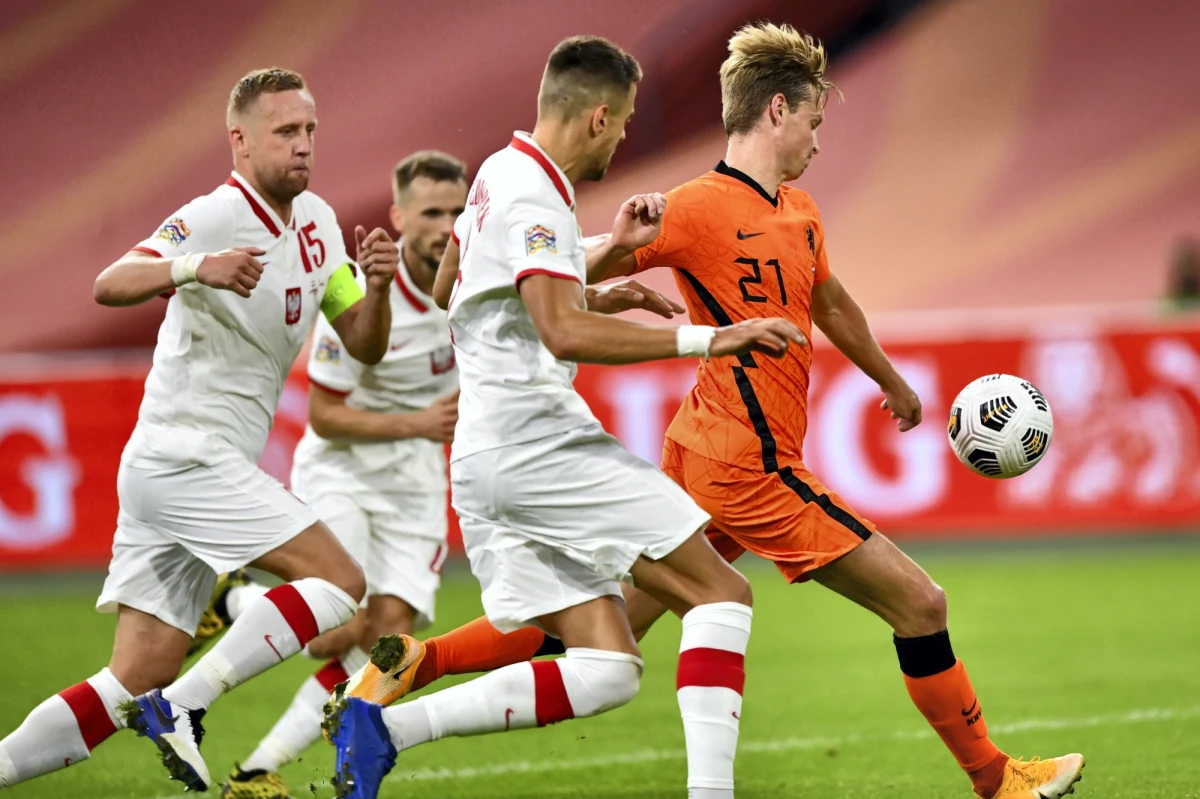 Polscy piłkarze przegrali z Holendrami 0:1 w swoim inauguracyjnym meczu drugiej edycji Ligi Narodów. Jedyna bramka spotkania padła w 61. minucie: na listę strzelców wpisał się Steven Bergwijn. Dla biało-czerwonych był to pierwszy mecz po 289 dniach przerwy, wymuszonej przez pandemię koronawirusa. Kolejny pojedynek czeka ich natomiast już w poniedziałek: zmierzą się wówczas z ekipą Bośni i Hercegowiny.