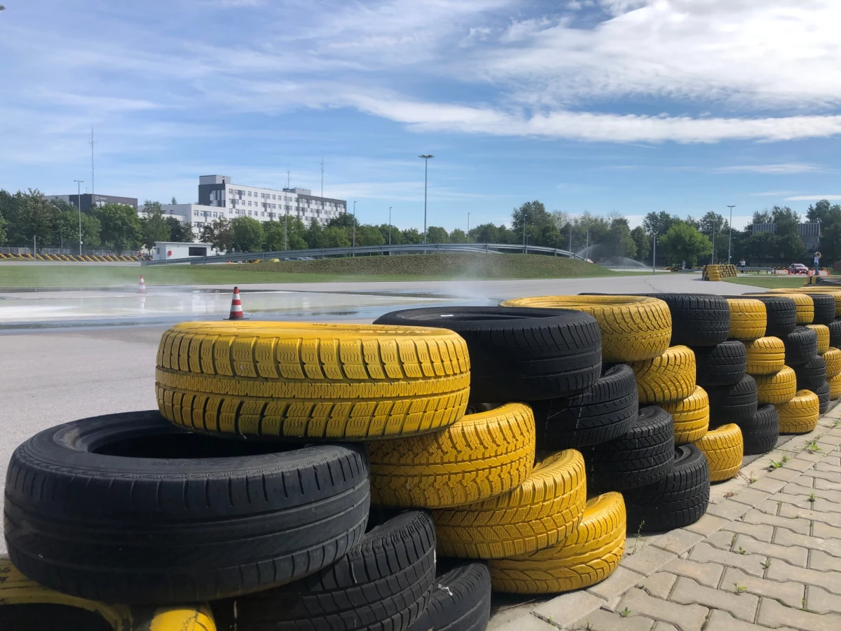 Dachowanie, wpadanie w poślizg, niespodziewane sytuacje na drodze - takie doświadczenia w bezpiecznych warunkach zbierają dziś kierowcy korzystający ze szkoleń w Ośrodku Doskonalenia Techniki Jazdy w Sieradzu. To doskonała okazja do zweryfikowania swoich umiejętności.