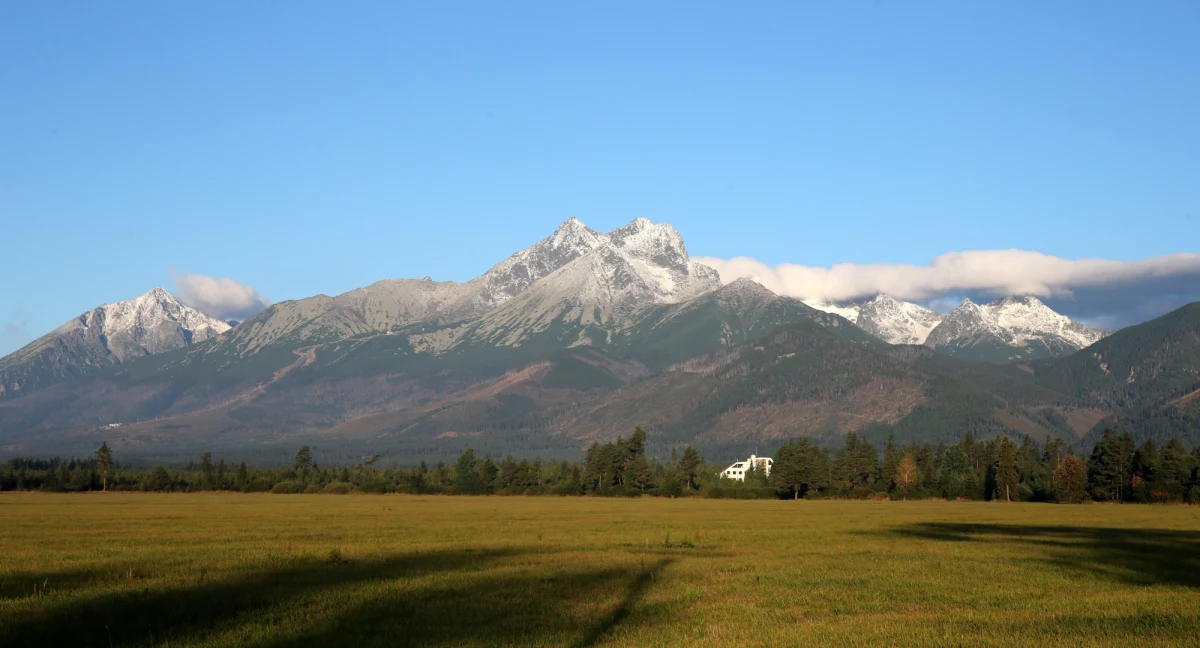Ciało 31-letniego polskiego wspinacza odnaleźli ratownicy Horskiej Zachrannej Służby w masywie Pośredniej Grani (2439 m n.p.m.) w słowackiej części Tatr Wysokich. Informację o wypadku mężczyzny przekazał służbom jego towarzysz.
