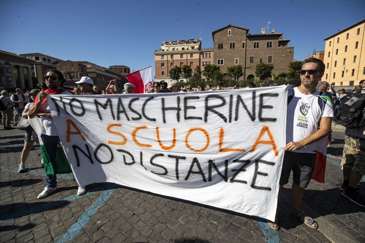 Około tysiąca osób demonstrowało w centrum Rzymu przeciwko obowiązkowi szczepienia dzieci w wieku szkolnym i noszenia maseczek ochronnych z powodu pandemii koronawirusa. "Nie dla obowiązku szczepień, tak dla wolności wyboru", "Żadnej maseczki w szkole, żadnego dystansu', "Wolność osobista jest nienaruszalna" i "Niech żyje wolność" - takie transparenty nieśli protestujący.
