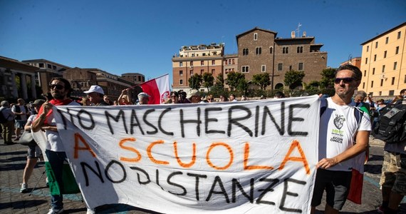 Około tysiąca osób demonstrowało w centrum Rzymu przeciwko obowiązkowi szczepienia dzieci w wieku szkolnym i noszenia maseczek ochronnych z powodu pandemii koronawirusa. "Nie dla obowiązku szczepień, tak dla wolności wyboru", "Żadnej maseczki w szkole, żadnego dystansu', "Wolność osobista jest nienaruszalna" i "Niech żyje wolność" - takie transparenty nieśli protestujący.
