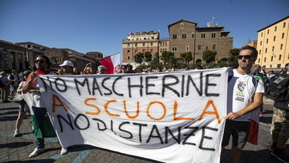 "Żadnej maseczki w szkole, żadnego dystansu". Protest w Rzymie