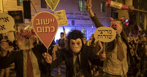 Tysiące osób protestowało w sobotę przeciwko premierowi Izraela Benjaminowi Netanjahu przed jego rezydencją w Jerozolimie. Szef izraelskiego gabinetu wzywany był do rezygnacji z urzędu ze względu na ciążące na nim zarzuty korupcyjne.