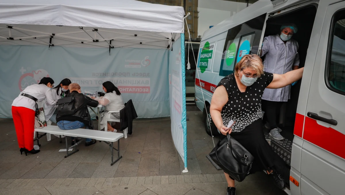 W Rosji w ciągu minionej doby 5195 osób zakaziło się koronawirusem - poinformował w niedzielę sztab ds. walki z pandemią. Tym samym, liczba zachorowań wzrosła do 1 025 505. Zmarło od soboty 61 osób, a ogółem od początku pandemii - 17 820.