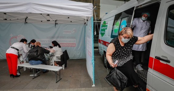 W Rosji w ciągu minionej doby 5195 osób zakaziło się koronawirusem - poinformował w niedzielę sztab ds. walki z pandemią. Tym samym, liczba zachorowań wzrosła do 1 025 505. Zmarło od soboty 61 osób, a ogółem od początku pandemii - 17 820.