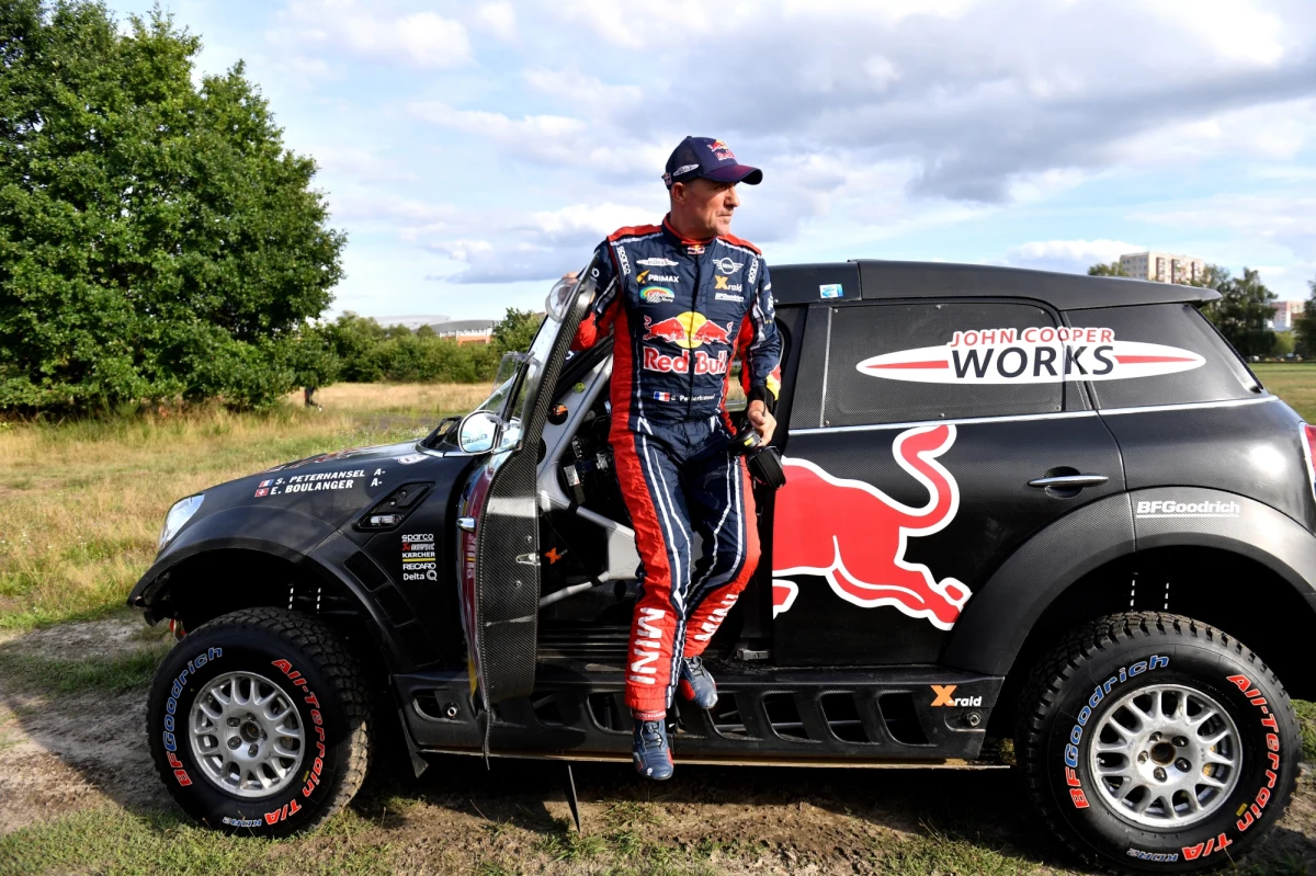 Stephane Peterhansel wraz z pilotem Edouardem Boulangerem, jadąc Mini All4 Racing, zwyciężyli w rajdzie Wysoka Grzęda Baja Poland. To pierwszy sukces Francuza w szczecińskiej imprezie.