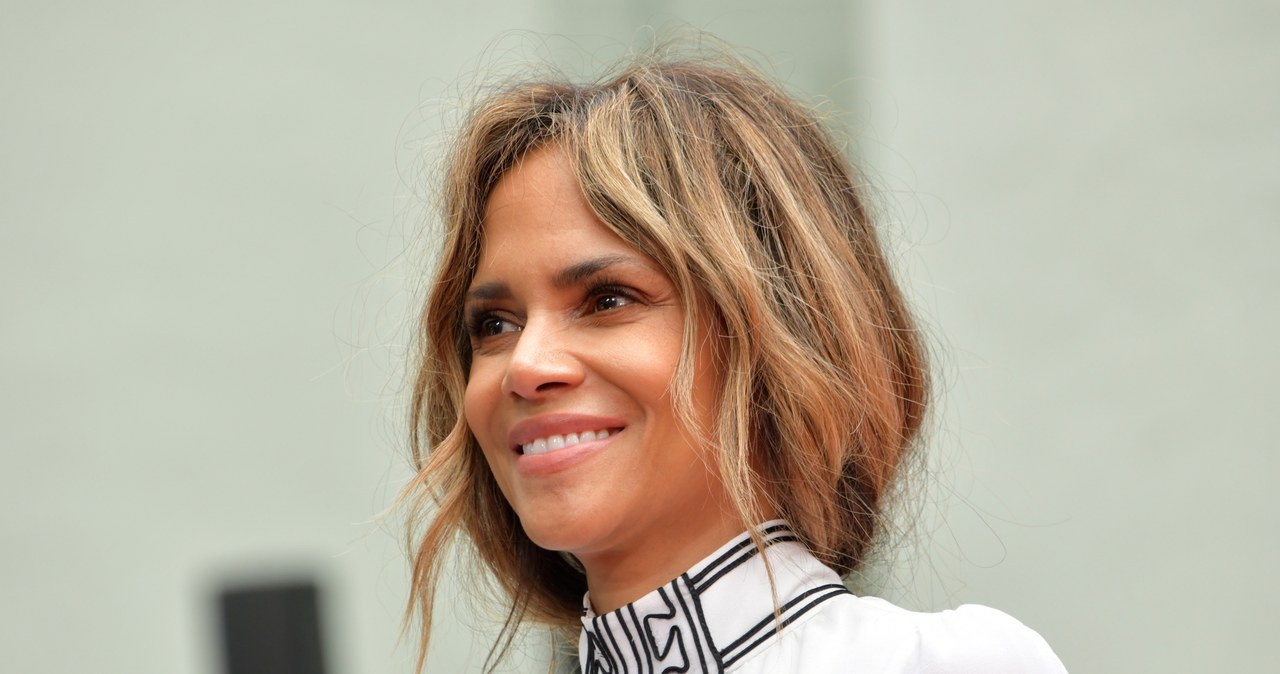 Halle Berry, amerykańska aktorka, której ciało jest obiektem westchnień mężczyzn i zazdrości kobiet, zaprezentowała ostatnio na swoim instagramowym profilu wyjątkowy trening. Jej obserwatorzy zdążyli się już przyzwyczaić do cotygodniowych zestawów ćwiczeń, ale ostatni do wcześniejszych był niepodobny. Uczestniczył w nim 6-letni syn gwiazdy, Maceo. Nieprzypadkowo.