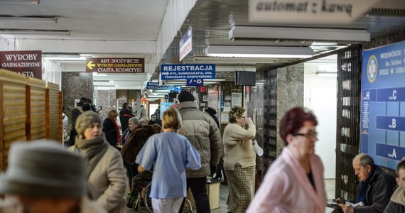 Czy minister zdrowia przekona lekarzy rodzinnych do nowej strategi walki z koronawirusem? W poniedziałek  Adam Niedzielski spotyka się z Kolegium Lekarzy Rodzinnych. W liście do ministra medycy napisali o "uzasadnionych obawach" oraz proteście wobec kolejnej próby wprowadzania zmian organizacyjnych bez konsultacji z lekarzami. 