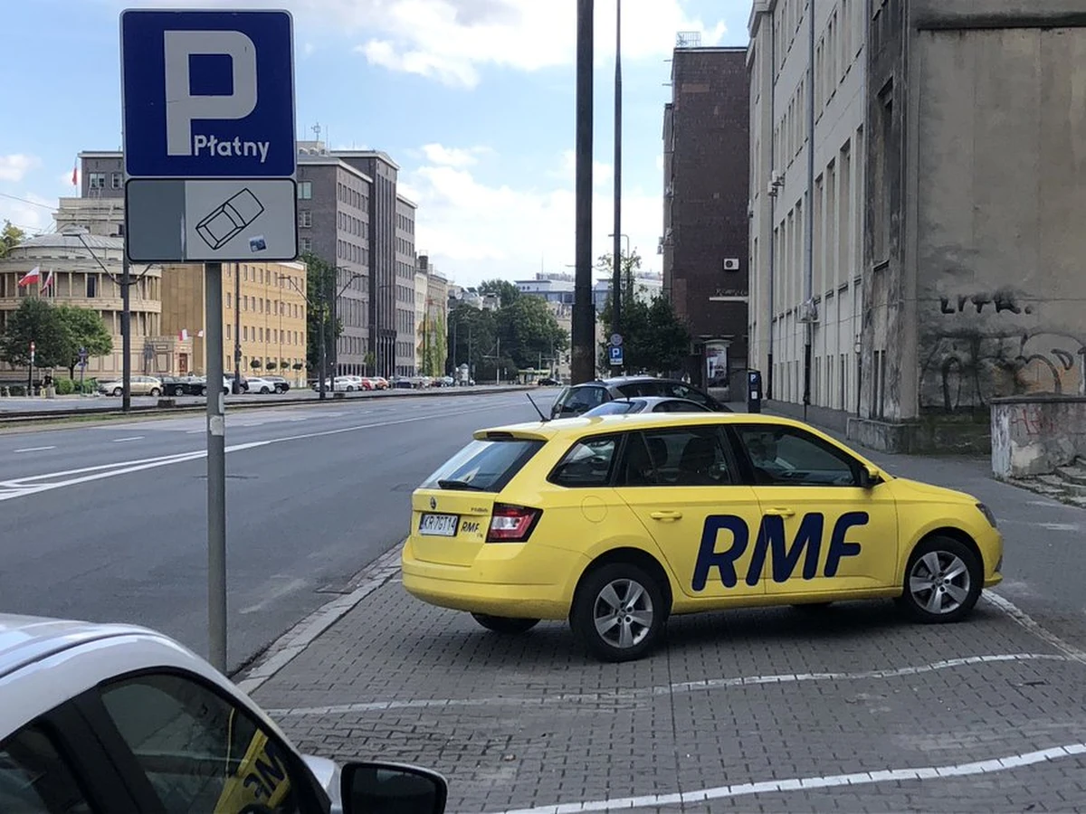 Od godz. 8 w poniedziałek obowiązuje powiększona strefa płatnego parkowania niestrzeżonego na Woli i Pradze Północ. Opłata za brak biletu parkingowego wzrasta w całej warszawskiej SPPN z 50 do 250 zł.