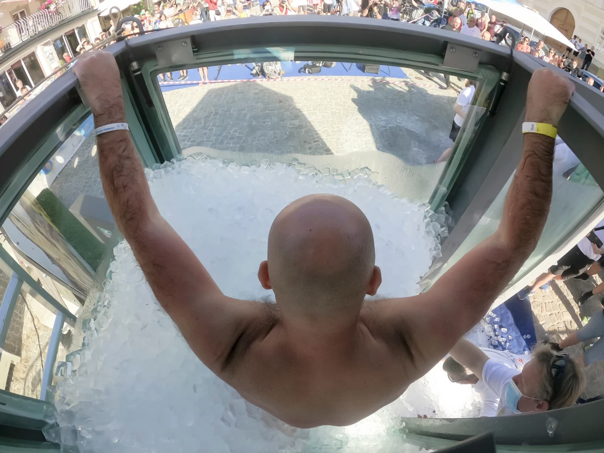 2 godziny 30 minut zanurzony po szyję w lodzie. Austriak Josef Köberl pobił rekord świata. Jego wyczyn mógł obserwować każdy, ponieważ wypełnione lodem akwarium z pleksi ustawiono na samym środku rynku w miejscowości Melk.