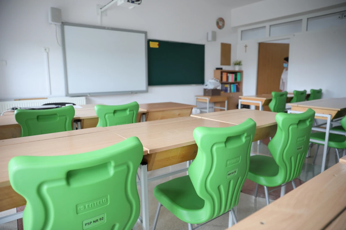 W kolejnych szkołach odnotowywane są przypadki zakażenia koronawirusem wśród uczniów i nauczycieli. Które placówki przeszły na nauczanie zdalne w całości, a w których takie decyzje podjęto w odniesieniu do konkretnych klas?