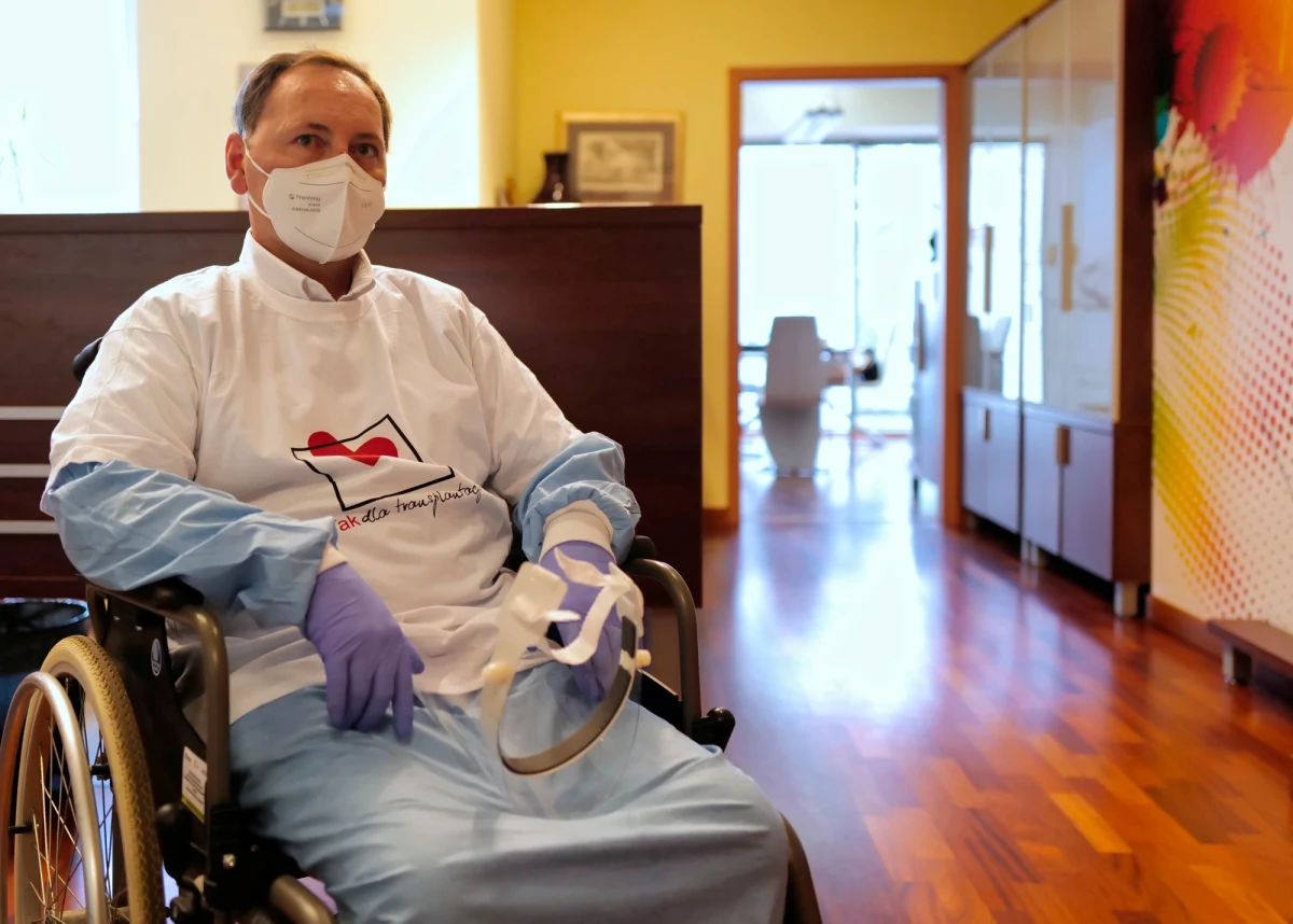 45-letni pacjent, któremu koronawirus nieodwracalnie zniszczył płuca, we wtorek opuści szpital. Życie uratował mężczyźnie przeszczep przeprowadzony w Śląskim Centrum Chorób Serca w Zabrzu. Pan Grzegorz, pracownik medyczny z Tychów, zapewnia, że dziś czuje już się dobrze.