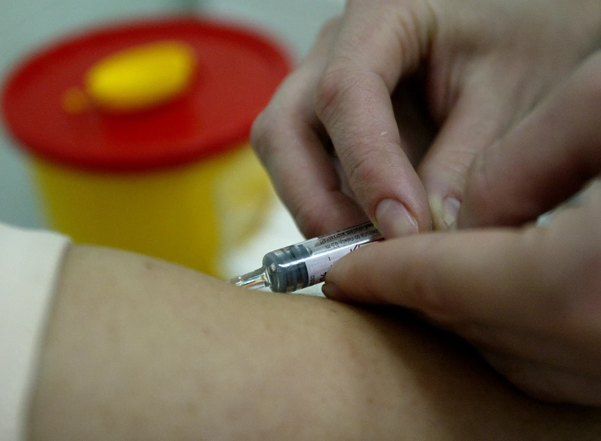 Błyskawicznie rozchodzą się szczepionki przeciwko grypie. Potwierdzają się tym samym doniesienia naszych reporterów i obawy ekspertów, że tegoroczne dostawy są za małe. Farmaceuci przyznają, że jeszcze nigdy nie widzieli takiego zainteresowania tymi szczepionkami.