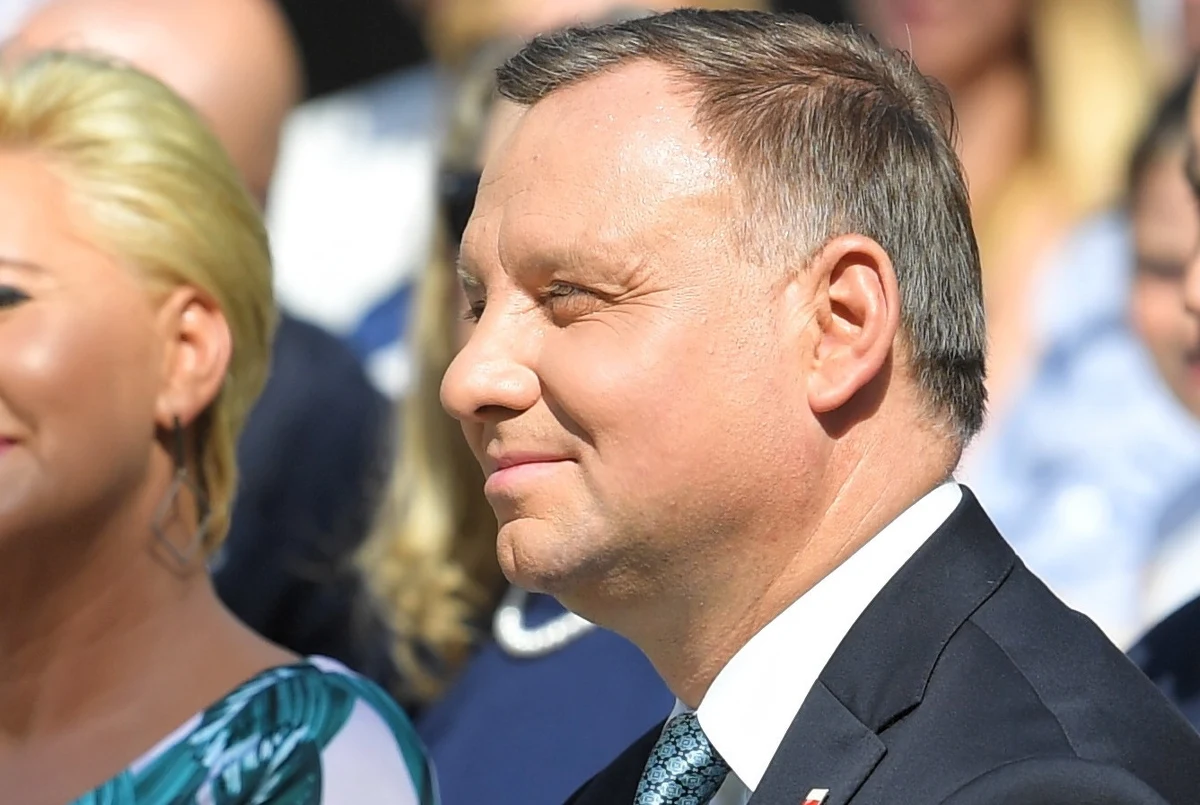 ​Kancelaria Prezydenta RP poinformowała, ile zarabiają pracujący w niej urzędnicy. W urzędzie wspierającym Andrzeja Dudę jest zatrudnionych ponad 350 osób. Od września wszyscy dostaną podwyżki.