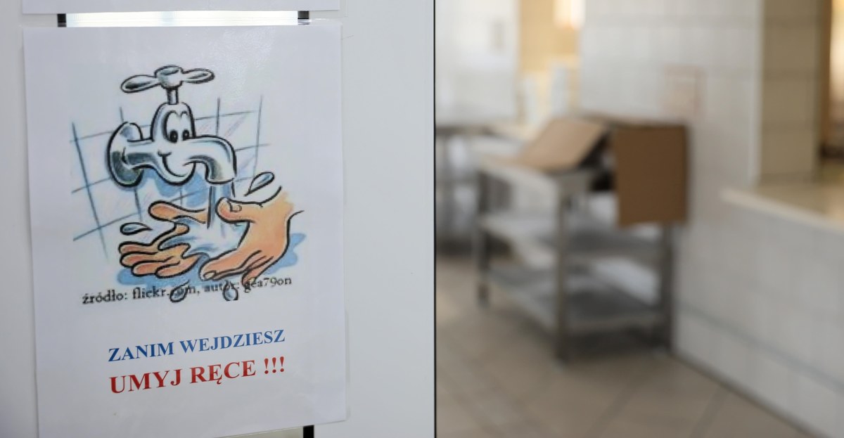 ​Większość Polaków pozytywnie ocenia decyzję o otwarciu szkół w środku epidemii koronawirusa - wynika z badania United Surveys dla RMF FM i "Dziennika Gazety Prawnej".