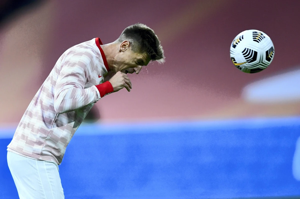 Piłkarz reprezentacji Polski Krzysztof Piątek, który przebywa obecnie w Zenicy w związku z meczem Ligi Narodów z Bośnią i Hercegowiną, musi przejść po powrocie do Herthy Berlin pięciodniową kwarantannę. Opuści więc piątkowe spotkanie Pucharu Niemiec z Eintrachtem Brunszwik.