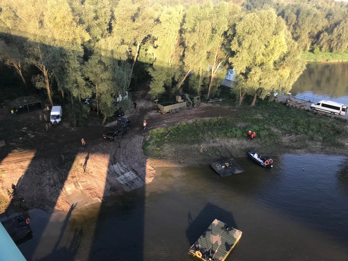 Rozpoczęła się budowa mostu pontonowego na Wiśle, który będzie podtrzymywać alternatywny kolektor odprowadzający ścieki do warszawskiej oczyszczalni "Czajka". Montaż przeprawy potrwa do czwartku.