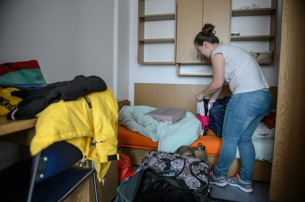 Największa polska uczelnia - Uniwersytet Warszawski - wprowadza naukę zdalną. Rektor UW, profesor Alojzy Nowak, podpisał w tej sprawie zarządzenie. Z kolei Uniwersytet Jagielloński planuje naukę w trzech trybach, w większości jednak zajęcia zdalne. Takie decyzje na pewno wpłyną na ceny wynajmu mieszkań w największych miastach. 