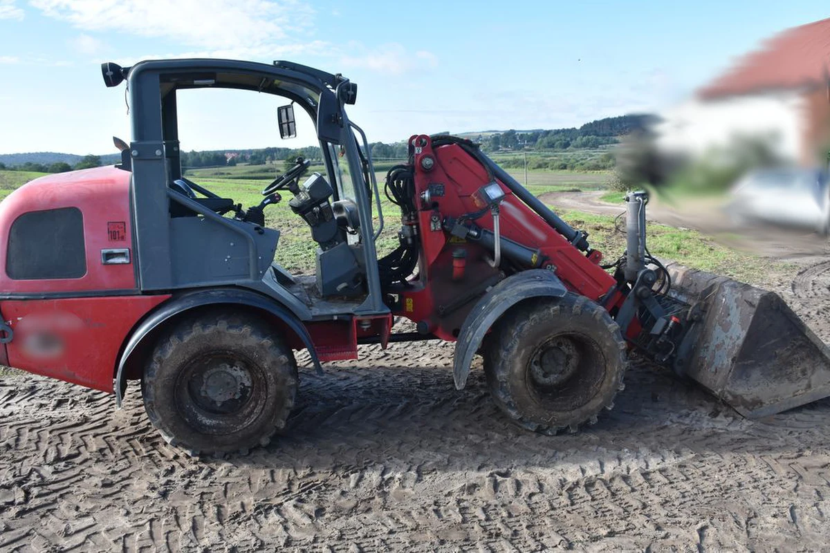 Nietypowa interwencja policjantów z Nowego Miasta Lubawskiego w woj. warmińsko-mazurskim. Funkcjonariusze dostali informację, że na jednym z pól małe dziecko kieruje ciągnikiem.
