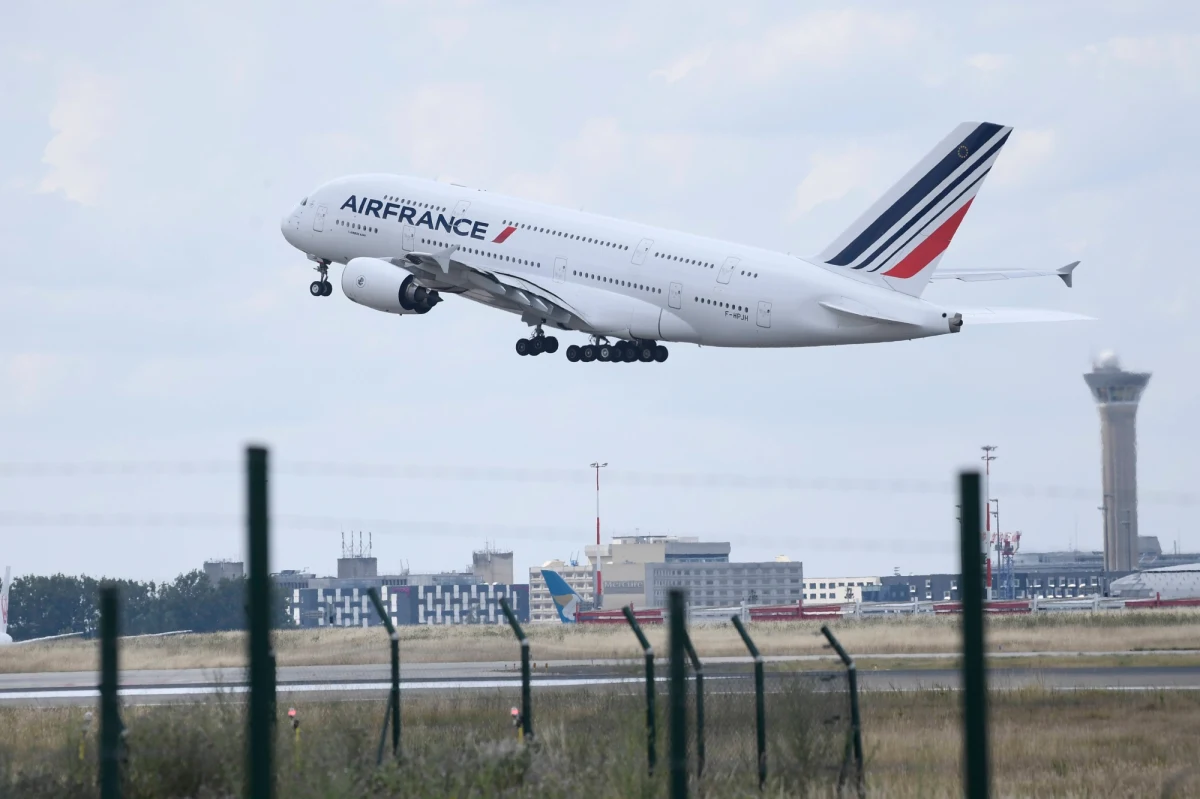 Za tydzień Francja może zostać wpisana na listę krajów objętych zakazem lotów do Polski - dowiedzieli się dziennikarze RMF FM. Projekt rządowego rozporządzenia w tej sprawie ma być gotowy do końca tygodnia.