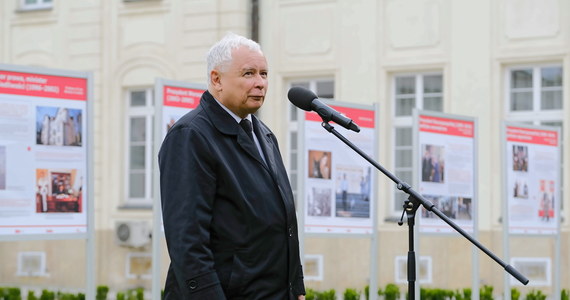 Prezes Prawa i Sprawiedliwości Jarosław Kaczyński podczas konferencji prasowej przedstawił projekt ustawy o ochronie zwierząt. PiS chce, by w Polsce była zakazana hodowla zwierząt na futra, schroniska dla zwierząt były częściej kontrolowana, a trzymanie psów na łańcuchach zostało ograniczone.