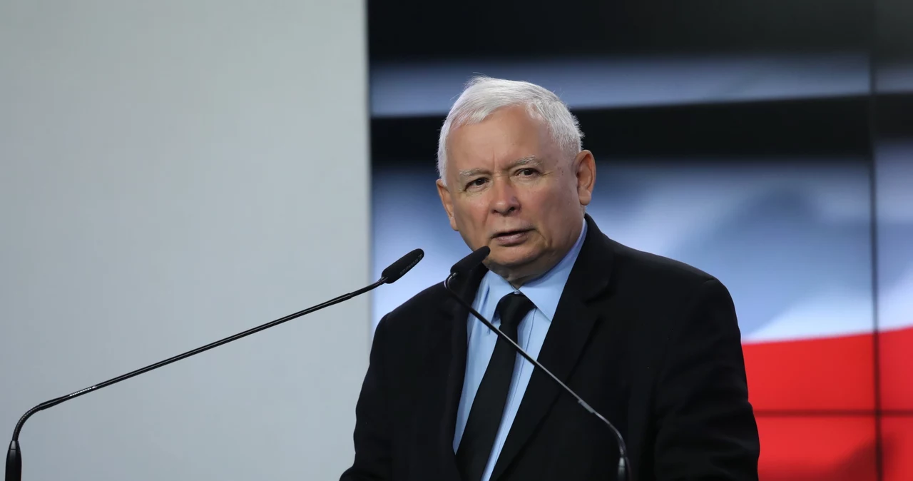 Prezes PiS Jarosław Kaczyński podczas oświadczenia dla mediów przy ul. Nowogrodzkiej w Warszawie