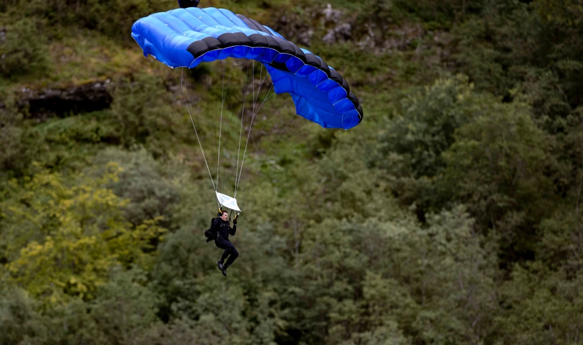 Trwają zdjęcia do "Mission: Impossible 7 z Tomem Cruisem w roli głównej. W sieci pojawił się film, w którym aktor daje pokaz wyjątkowych kaskaderskich umiejętności. Zobaczcie! 