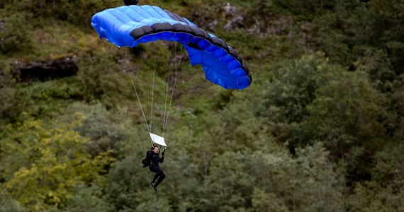 Trwają zdjęcia do "Mission: Impossible 7 z Tomem Cruisem w roli głównej. W sieci pojawił się film, w którym aktor daje pokaz wyjątkowych kaskaderskich umiejętności. Zobaczcie! 