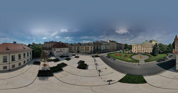 Dzisiaj w Krakowie oficjalnie, po wielu miesiącach prac, otwarto plac świętego Ducha. To zrewitalizowane miejsce w samym centrum stolicy Małopolski, obok Teatru Słowackiego.