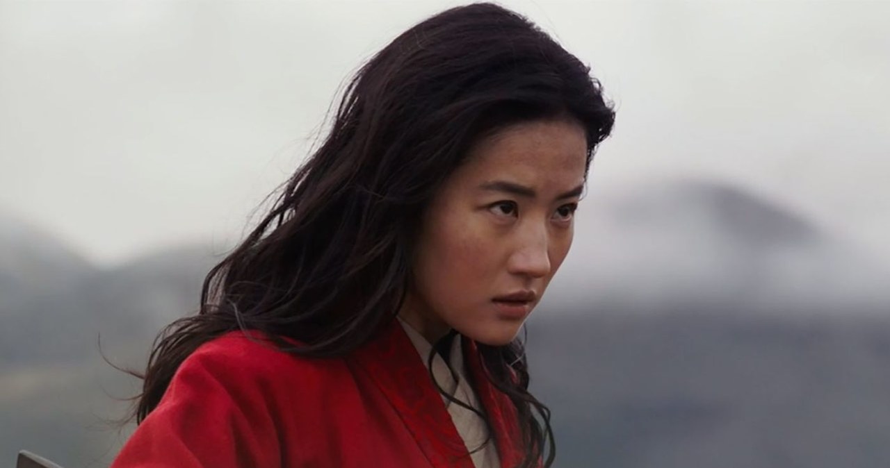 11 września do polskich kin trafi najnowszy film Disneya, aktorska wersja animowanego hitu "Mulan". Film, który w USA ominął kina i trafił od razu na platformę streamingową Disney+, szykuje się też do premier w innych krajach świata. Wśród nich są Chiny, które ze względu na to, że akcja tego filmu rozgrywa się właśnie tam, mogą stanowić o powodzeniu kasowym tej produkcji. To jednak staje pod znakiem zapytania ze względu na coraz głośniejszy bojkot "Mulan" przez azjatyckich widzów. A nie są to jedyne problemy, z jakimi zmaga się film Disneya.