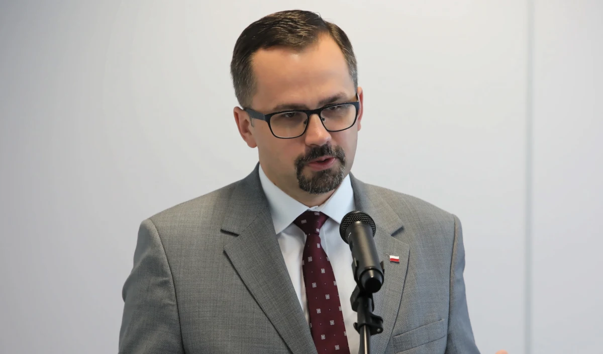 W 2023 roku pierwsze wbicie łopaty, a w 2027 roku - pierwsze loty z Centralnego Portu Komunikacyjnego. Nie odpuszczamy - zadeklarował w Karpaczu wiceminister infrastruktury i pełnomocnik rządu ds. CPK Marcin Horała. 