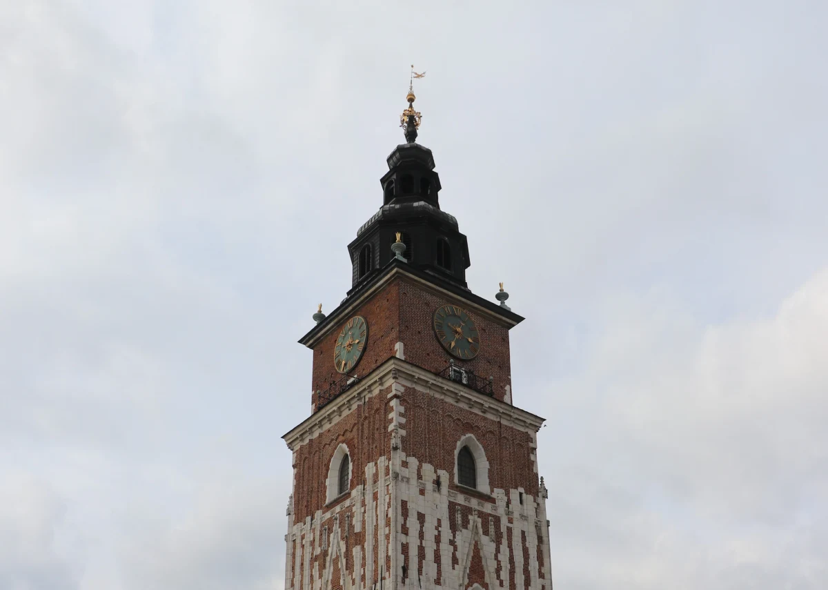 Po ponad pół wieku przerwy nad krakowskim Rynkiem Głównym znów rozległ się głos dzwonu znajdującego się na Wieży Ratuszowej. Jego dźwięk będzie towarzyszył krakowianom kilka razy w roku, przy okazji ważnych wydarzeń i rocznic historycznych.