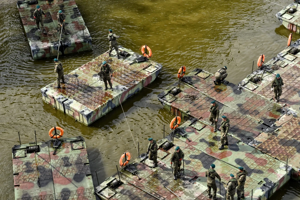 We wtorek wieczorem żołnierze zakończyli łącznie odcinków mostu pontonowego na Wiśle w Warszawie. Przeprawa ma być gotowa w środę. 
