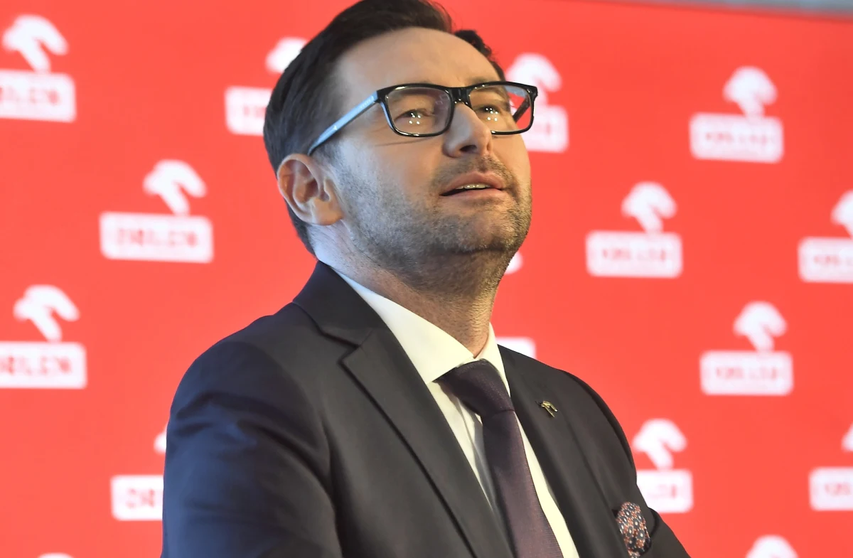 Prezes PKN Orlen Daniel Obajtek został wybrany Człowiekiem Roku Forum Ekonomicznego 2020 r., które w tym roku odbywa się w Karpaczu. "To, co robi Daniel Obajtek jako prezes Orlenu, to misja służąca rozwojowi RP" - napisał w liście prezes PiS Jarosław Kaczyński.