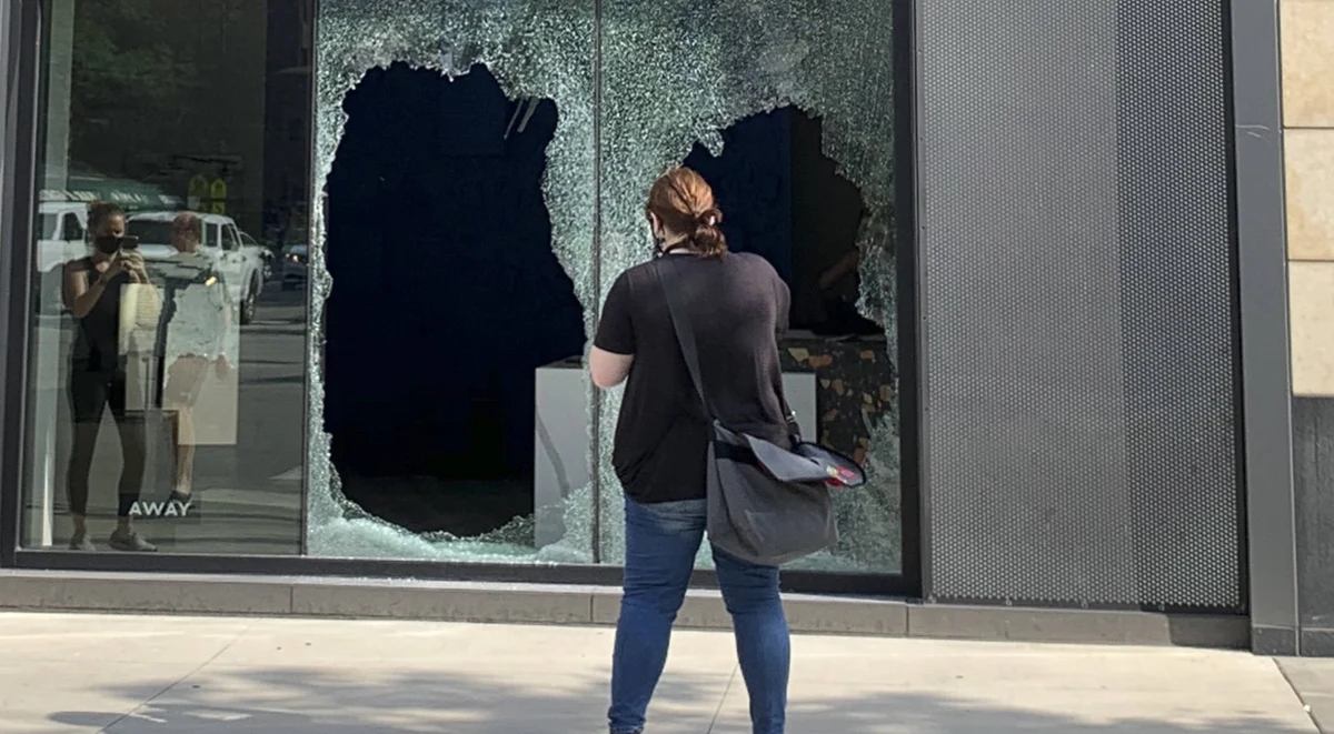 W ciągu długiego weekendu z okazji obchodzonego w poniedziałek Święta Pracy w Chicago zostało postrzelonych 56 osób. Wśród 10 ofiar śmiertelnych była ośmioletnia dziewczynka Dajore Wilson. Pięcioro rannych jest w wieku poniżej 18 lat.