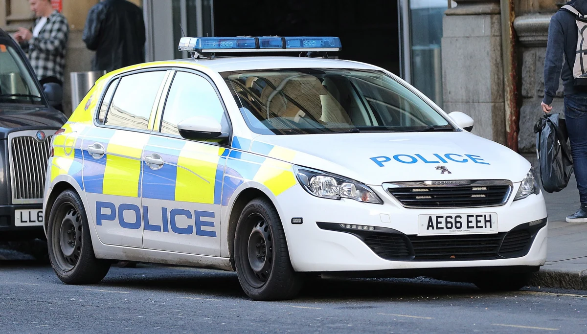 W ciągu pierwszych 40 minut od zamachu terrorystycznego w hali Manchester Arena w 2017 r. na miejscu zdarzenia był tylko jeden sanitariusz, a policja na poziomie operacyjnym nie wiedziała o odbywającym się tam koncercie - ujawniono we wtorek w sądzie.