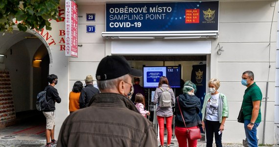 Czeskie ministerstwo zdrowia opublikowało dane, z których wynika, że we wtorek potwierdzono rekordową liczbę nowych zakażeń koronawirusem - 1164. Rekordowa jest też liczba aktywnych przypadków - 9272. Dotychczasowy rekord - 796 infekcji - zanotowano w piątek.
