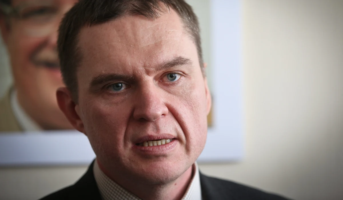 "To metoda stosowana od wielu lat" – mówi Andrzej Poczobut ze Związku Polaków na Białorusi o tym, jak prezydent tego kraju Alaksandr Łukaszenka pozbywa się działaczy opozycji, wydalając ich z kraju. Zmuszona do opuszczenia Białorusi została jego kontrkandydatka w wyborach prezydenckich Swiatłana Cichanouska, która obecnie przebywa z wizytą w Polsce. Wcześniej do wyjazdu została zmuszona Wolha Kawalkowa, działaczka opozycyjnej Rady Koordynacyjnej. Wczoraj służby próbowały wywieźć na Ukrainę porwaną dzień wcześniej w centrum Mińska Maryję Kalesnikową.