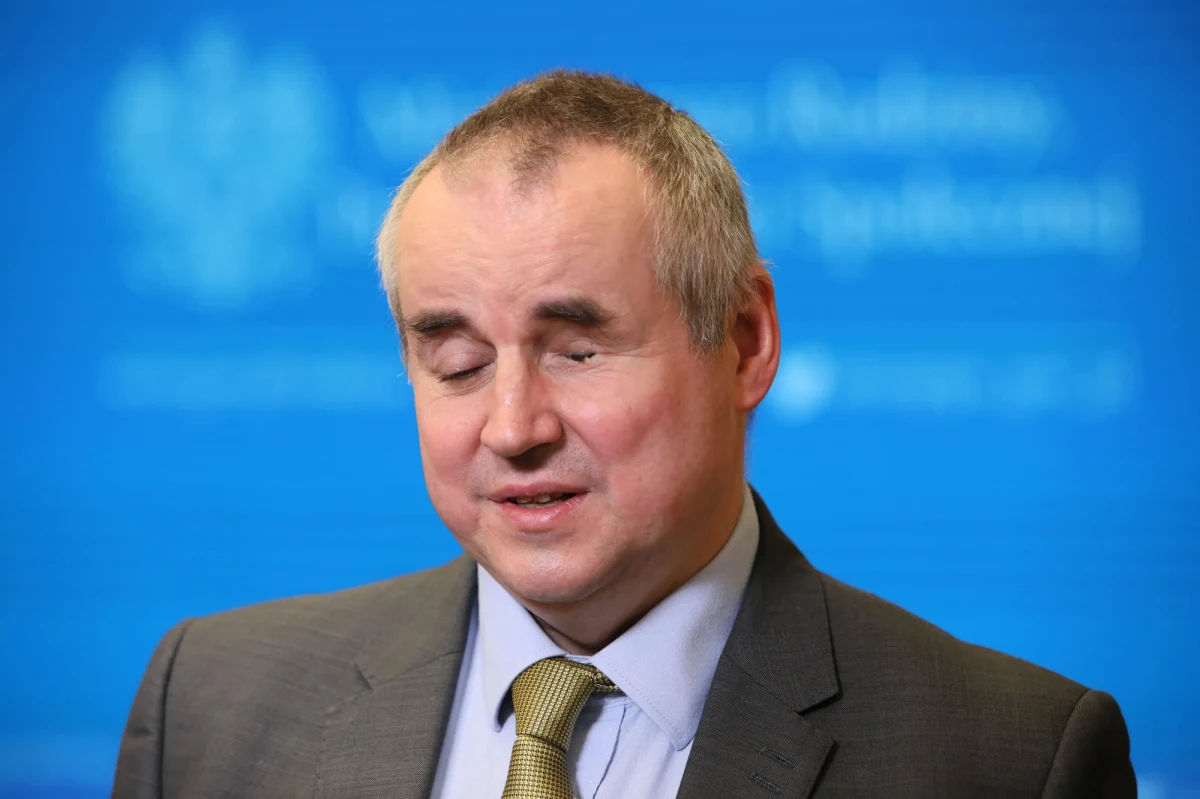 Pracownicy jednego ze sklepów w Pruszkowie nie chcieli sprzedać Pawłowi Wdówikowi, wiceministerowi rodziny pracy i polityki społecznej i pełnomocnikowi rządu ds. osób niepełnosprawnych, telefonu na raty dla syna. Zdaniem ekspedientki, mężczyzna powinien przyjść do sklepu z osobą dorosłą. Nikt z personelu nie pomógł wiceministrowi podpisać umowy. Udało się dopiero za pomocą internetu. 