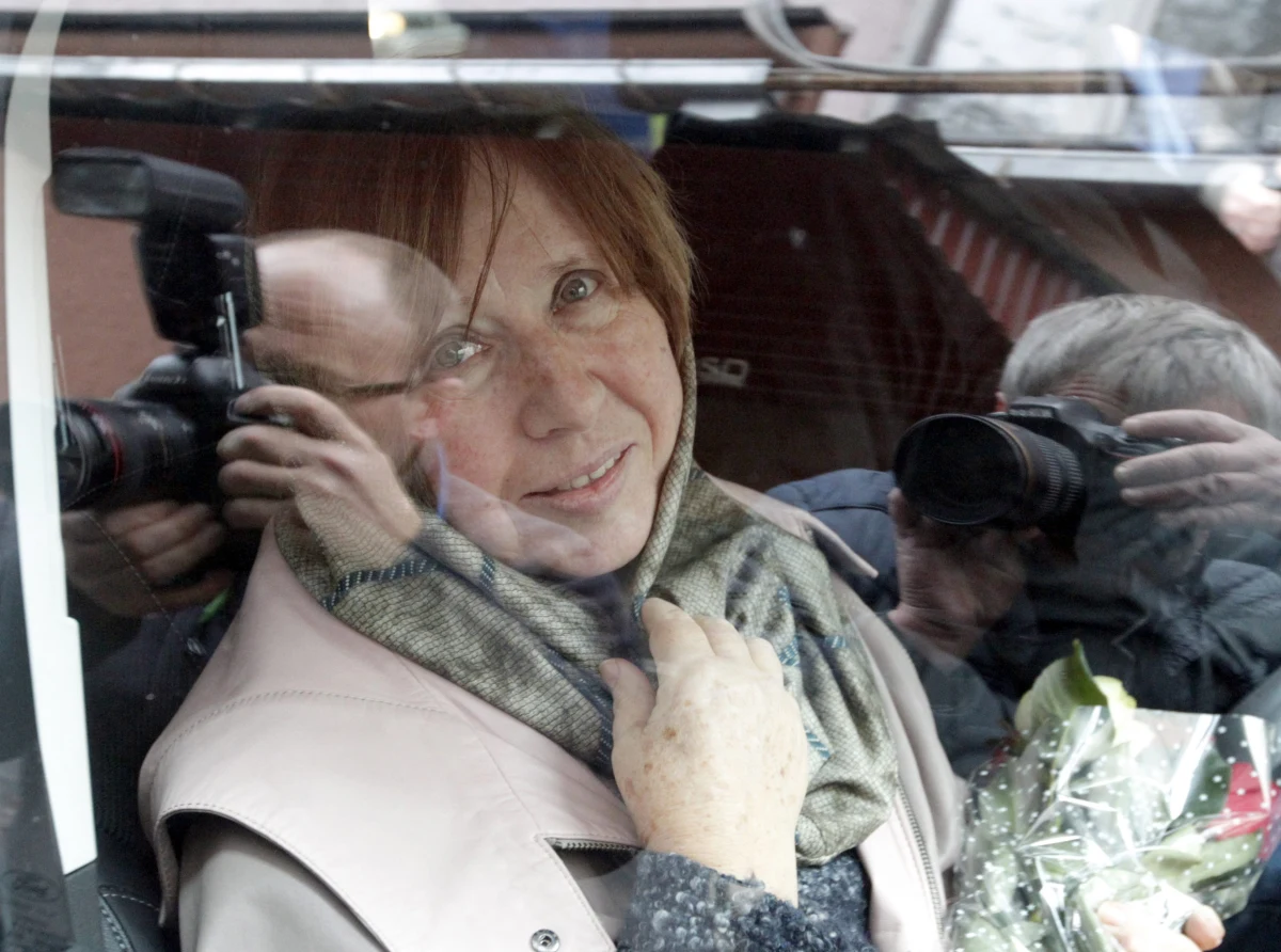 Białoruska laureatka literackiego nobla Swiatłana Aleksijewicz poprosiła o pomoc dziennikarzy. Zaalarmowała, że ktoś próbuje wejść do jej mieszkania. Aleksijewicz, członkini prezydium opozycyjnej Rady Koordynacyjnej, powiedziała, że obawia się o swoje bezpieczeństwo w związku z represjami wobec innych członków tej struktury. Zaznaczyła, że nie chce wyjeżdżać z kraju.